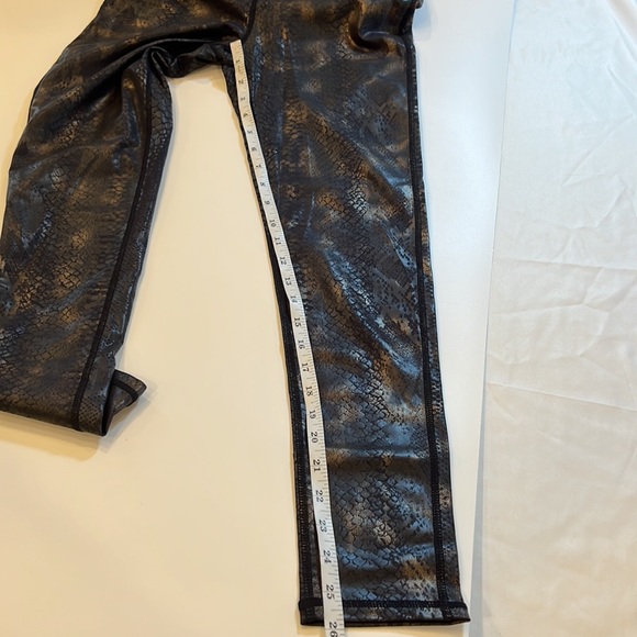 Mano b faux snake skin foil black metallic leggings size Medium ECU athleisure - Picture 7 of 8